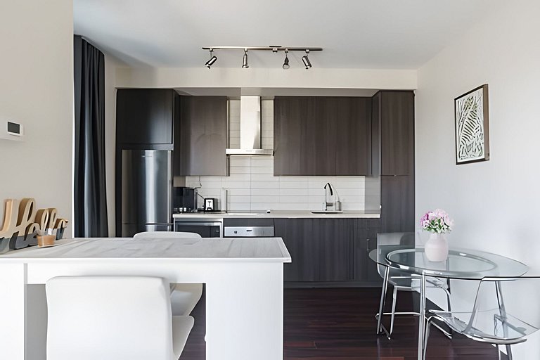 Gorgeous 1Bdr 2beds Across Rogers Center W/PARKING