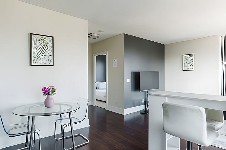 Gorgeous 1Bdr 2beds Across Rogers Center W/PARKING