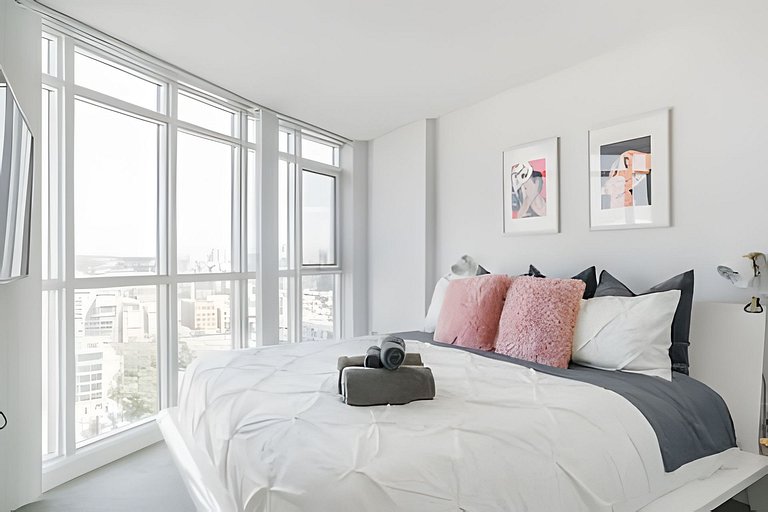 Trendy 1 bdr, 2 bed by the Rogers Center w/parking