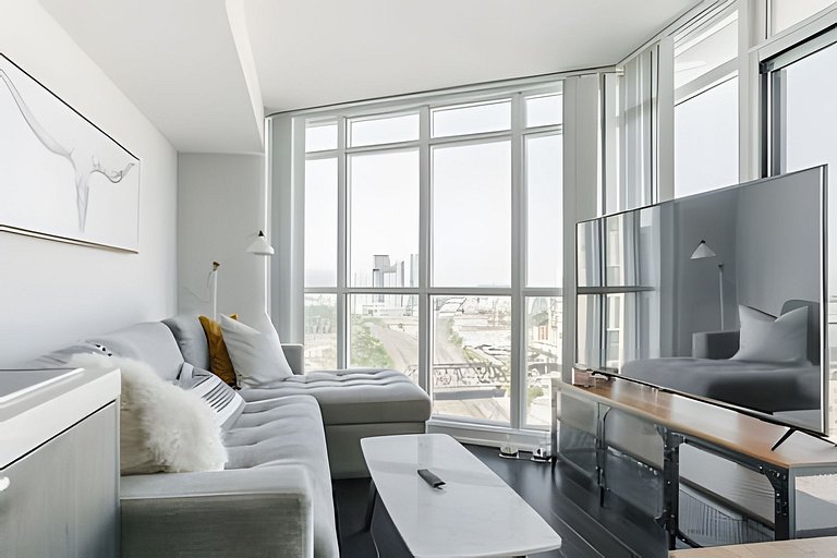 Trendy 1 bdr, 2 bed by the Rogers Center w/parking
