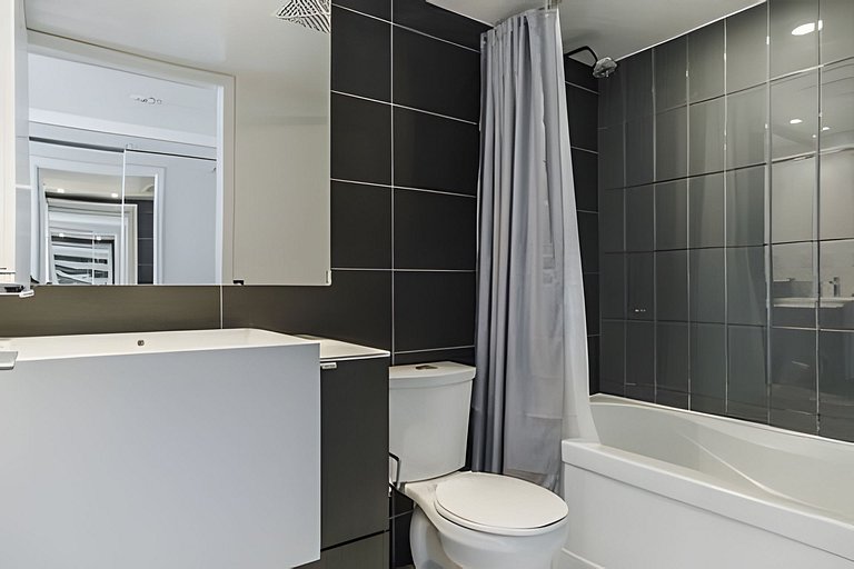 Trendy 1 bdr, 2 bed by the Rogers Center w/parking