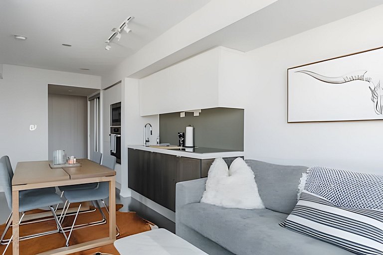 Trendy 1 bdr, 2 bed by the Rogers Center w/parking