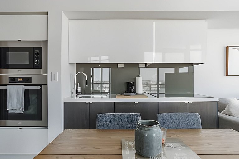 Trendy 1 bdr, 2 bed by the Rogers Center w/parking