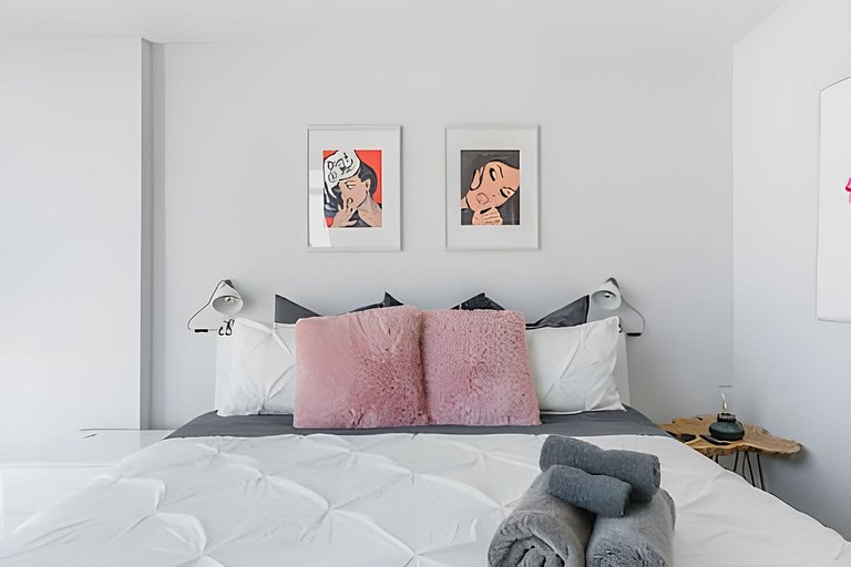 Modern 1 bdr, 2 bed by the Rogers Center