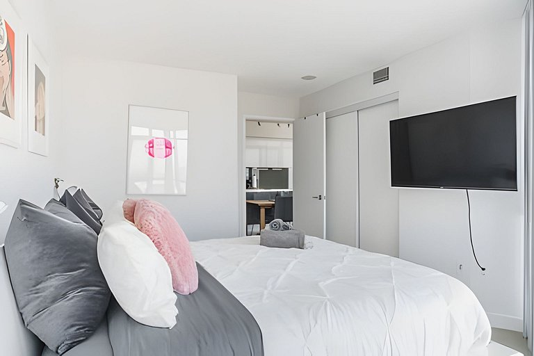 Trendy 1 bdr, 2 bed by the Rogers Center w/parking