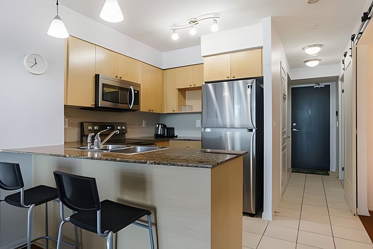 Lovely 2 bed, 2 bath Downtown Toronto W/Parking