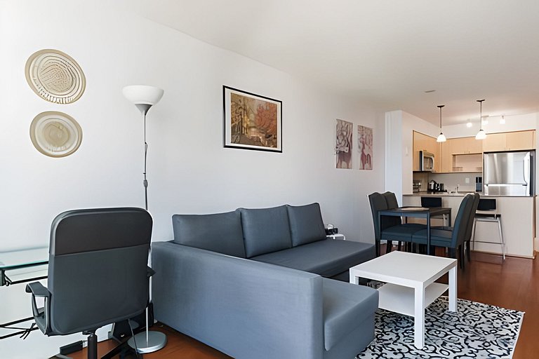 Lovely 2 bed, 2 bath Downtown Toronto W/Parking