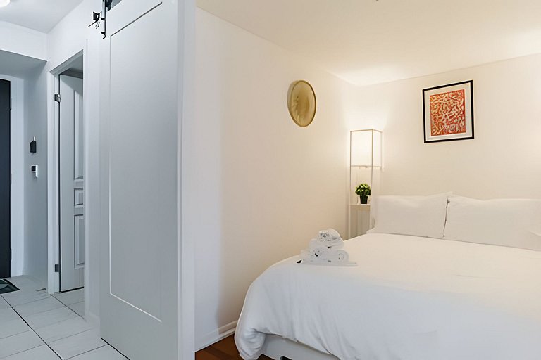 Lovely 2 bed, 2 bath Downtown Toronto W/Parking