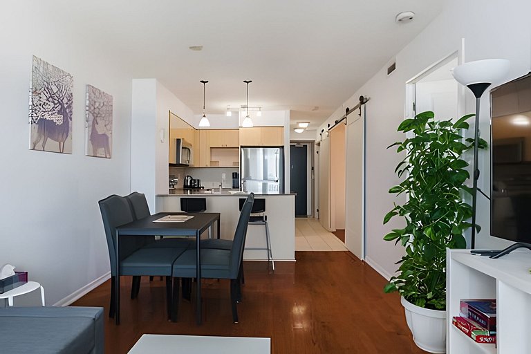 Lovely 2 bed, 2 bath Downtown Toronto W/Parking