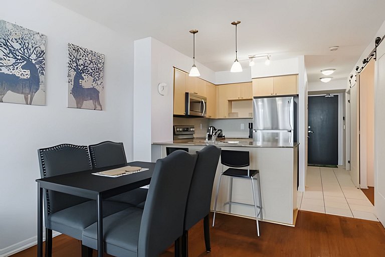Lovely 2 bed, 2 bath Downtown Toronto W/Parking