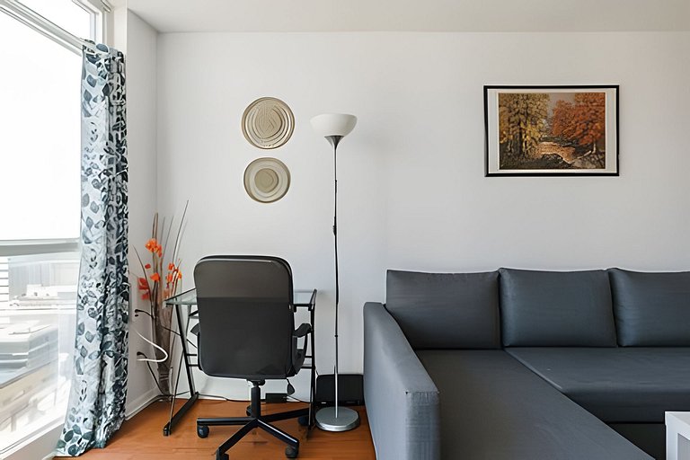 Lovely 2 bed, 2 bath Downtown Toronto W/Parking