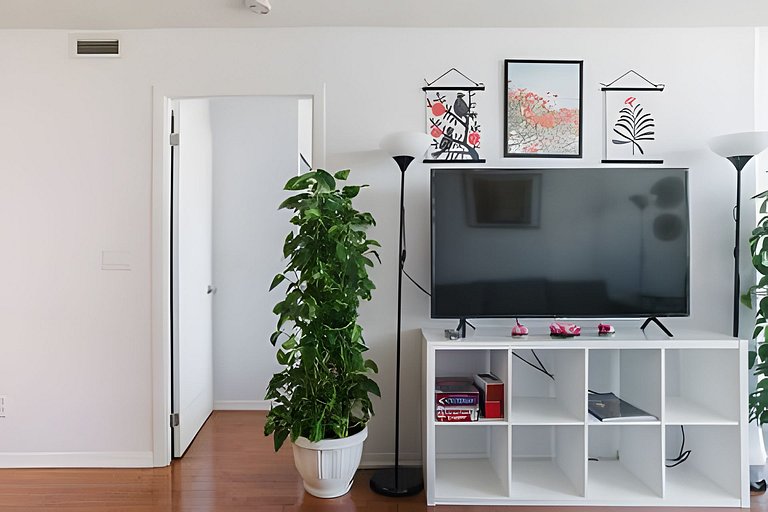 Lovely 2 bed, 2 bath Downtown Toronto W/Parking