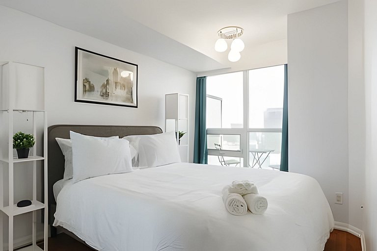 Lovely 2 bed, 2 bath Downtown Toronto W/Parking