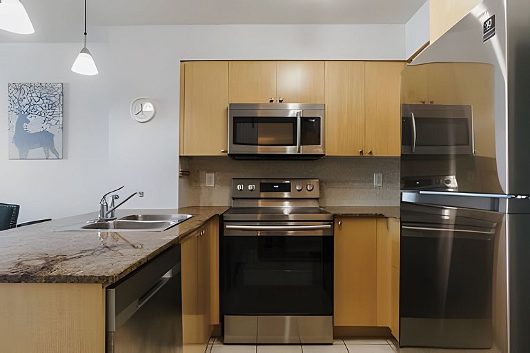 Lovely 2 bed, 2 bath Downtown Toronto W/Parking