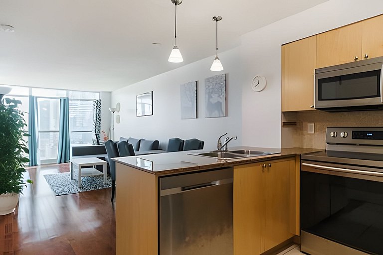 Lovely 2 bed, 2 bath Downtown Toronto W/Parking