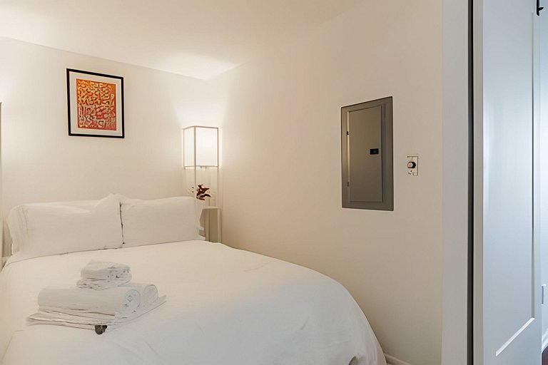 Lovely 2 bed, 2 bath Downtown Toronto W/Parking