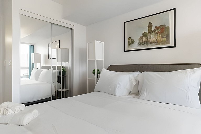 Lovely 2 bed, 2 bath Downtown Toronto W/Parking