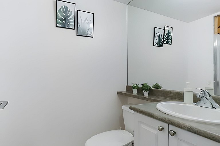 Lovely 2 bed, 2 bath Downtown Toronto W/Parking