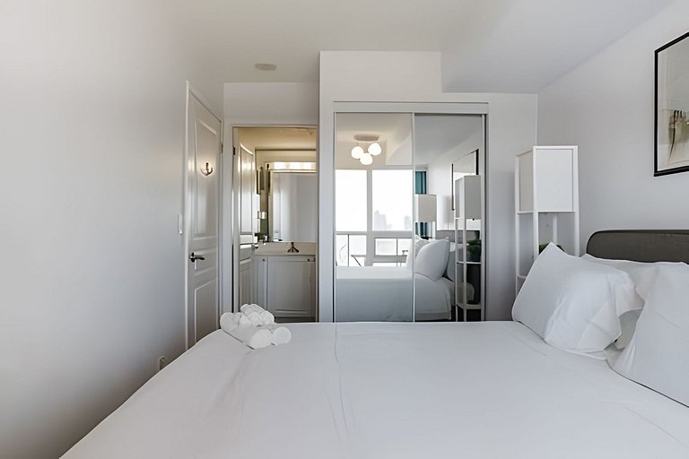 Lovely 2 bed, 2 bath Downtown Toronto W/Parking