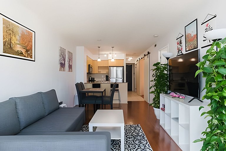 Lovely 2 bed, 2 bath Downtown Toronto W/Parking