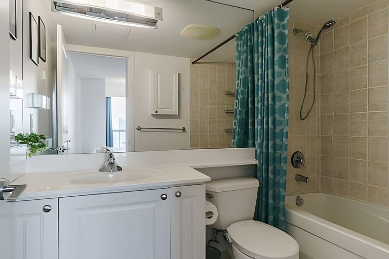 Lovely 2 bed, 2 bath Downtown Toronto W/Parking