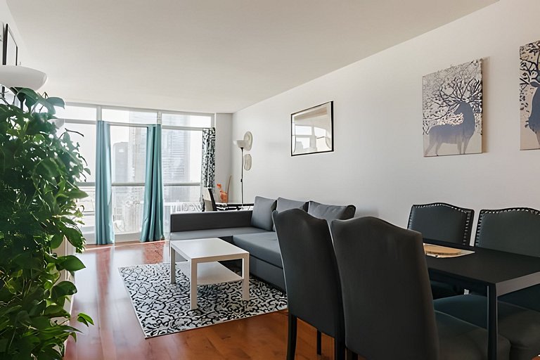 Lovely 2 bed, 2 bath Downtown Toronto W/Parking