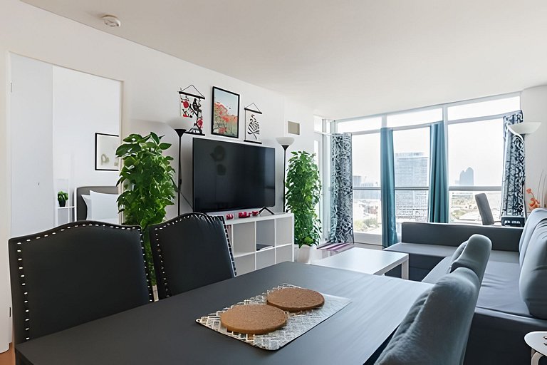 Lovely 2 bed, 2 bath Downtown Toronto W/Parking
