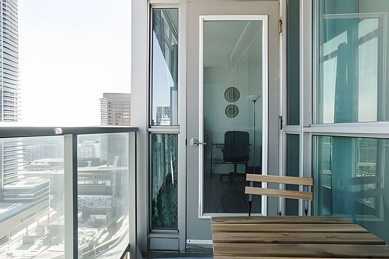 Lovely 2 bed, 2 bath Downtown Toronto W/Parking