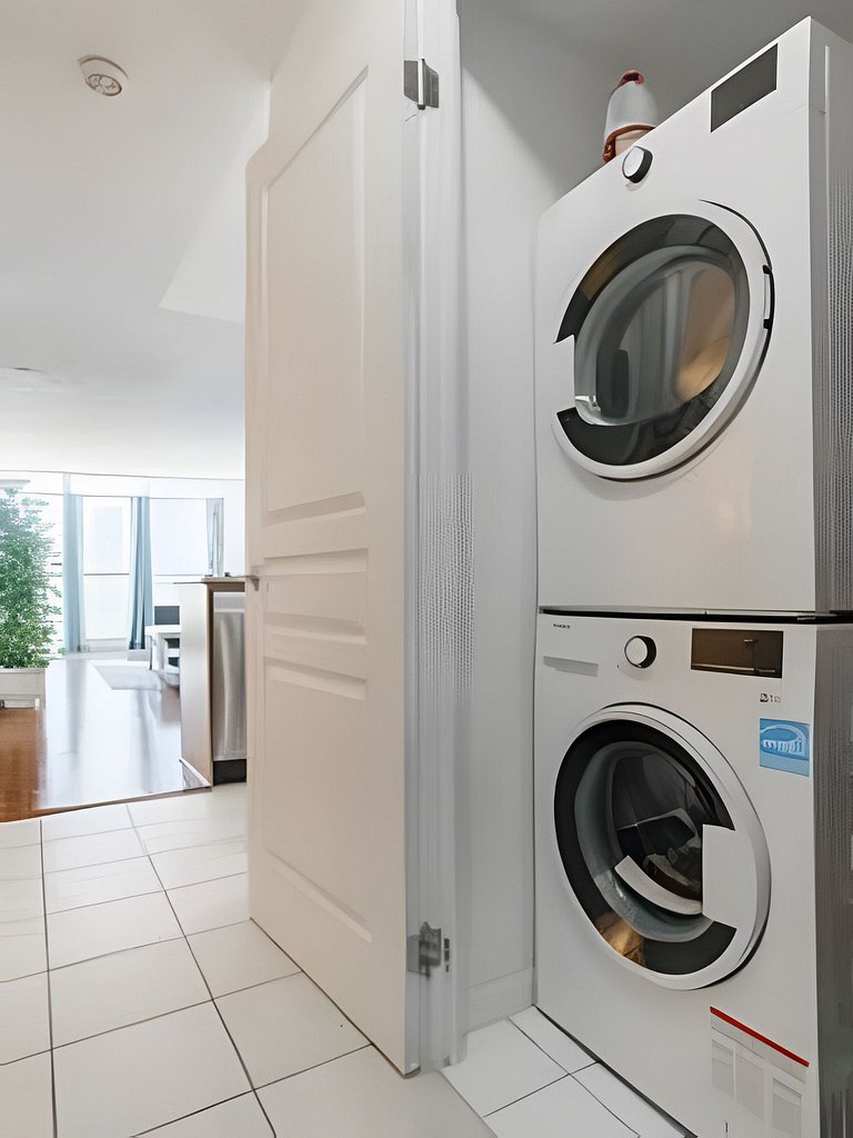 Lovely 2 bed, 2 bath Downtown Toronto W/Parking