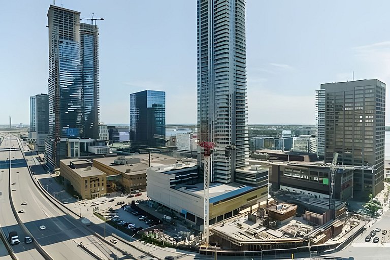 Lovely 2 bed, 2 bath Downtown Toronto W/Parking