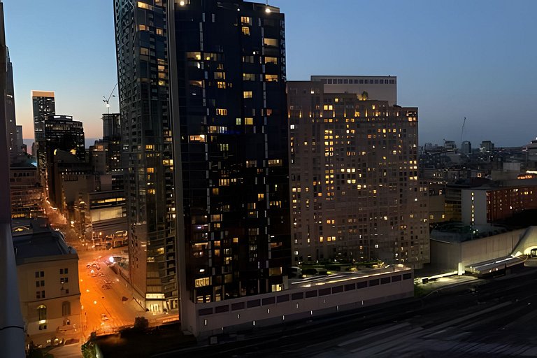 Lovely 2 bed, 2 bath Downtown Toronto W/Parking