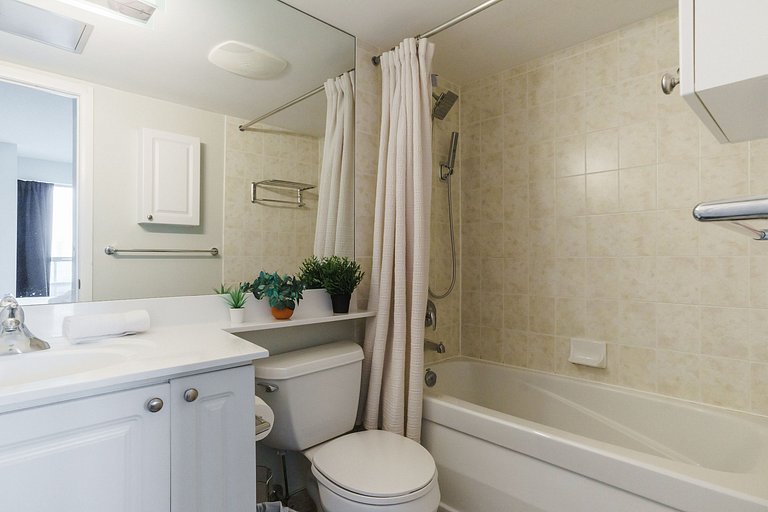Lakefront 2 bed, 2 bath Downtown Toronto W/Parking