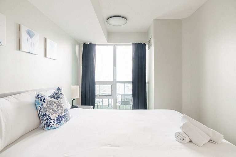 Lakefront 2 bed, 2 bath Downtown Toronto W/Parking