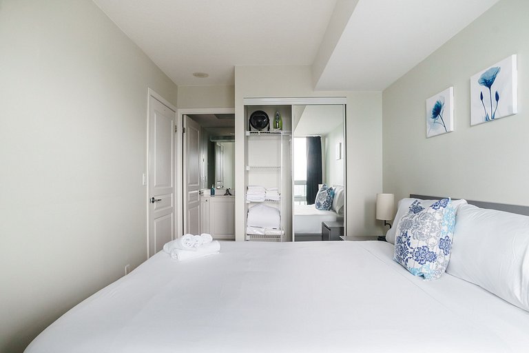 Lakefront 2 bed, 2 bath Downtown Toronto W/Parking