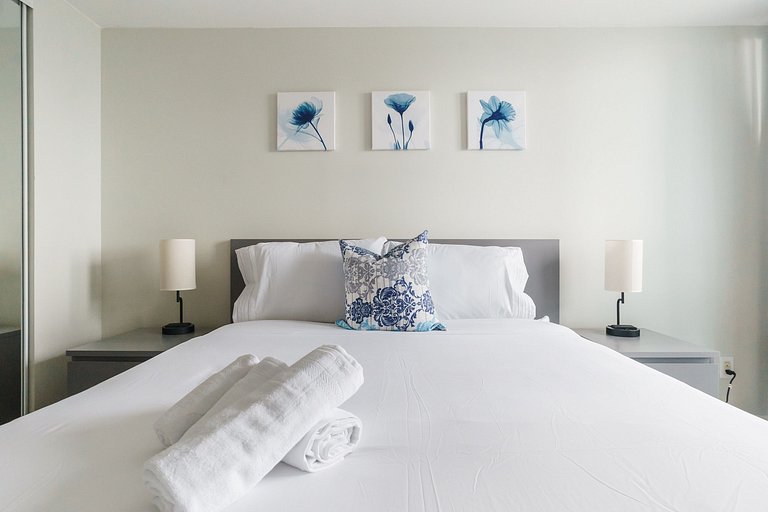 Lakefront 2 bed, 2 bath Downtown Toronto W/Parking