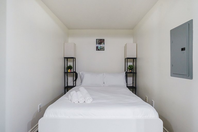 Lakefront 2 bed, 2 bath Downtown Toronto W/Parking