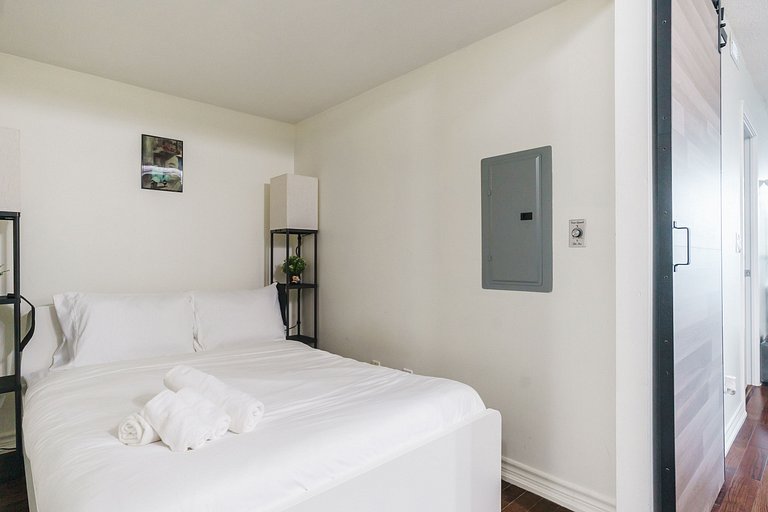 Lakefront 2 bed, 2 bath Downtown Toronto W/Parking
