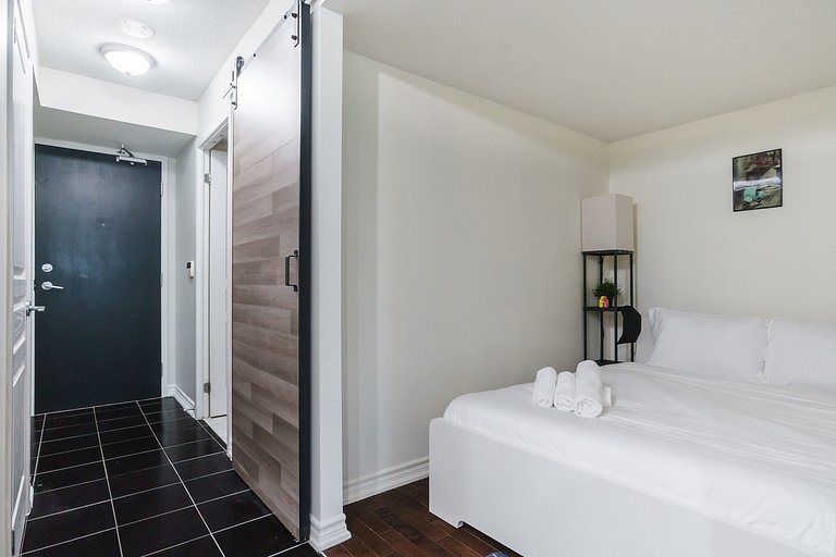 Lakefront 2 bed, 2 bath Downtown Toronto W/Parking