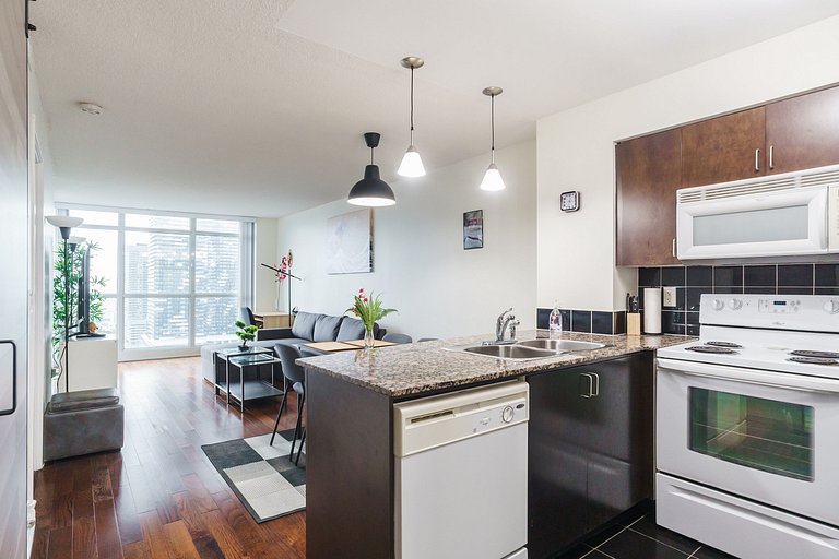 Lakefront 2 bed, 2 bath Downtown Toronto W/Parking