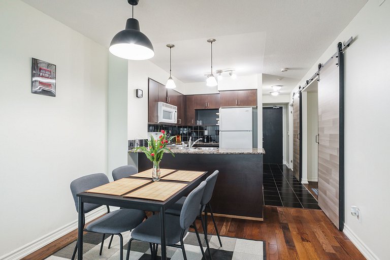 Lakefront 2 bed, 2 bath Downtown Toronto W/Parking