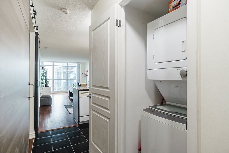 Lakefront 2 bed, 2 bath Downtown Toronto W/Parking