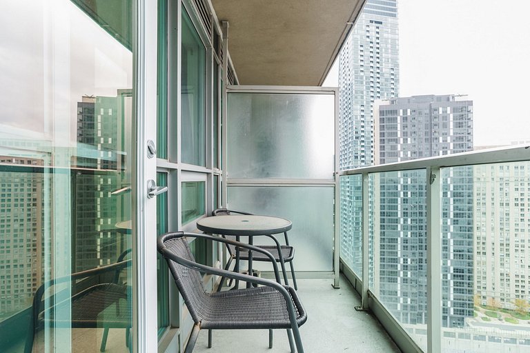 Lakefront 2 bed, 2 bath Downtown Toronto W/Parking