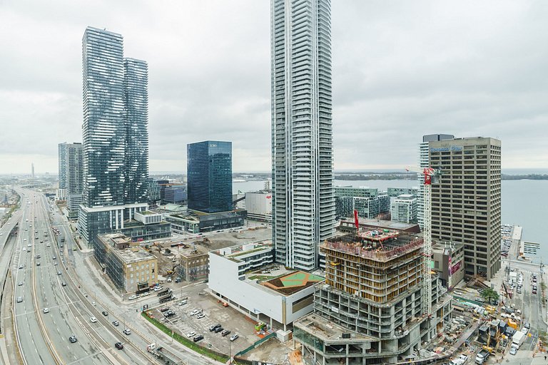 Lakefront 2 bed, 2 bath Downtown Toronto W/Parking
