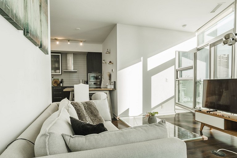 Mandy CN Tower View Luxury 2 bed +Den, 2 bath W/Pa