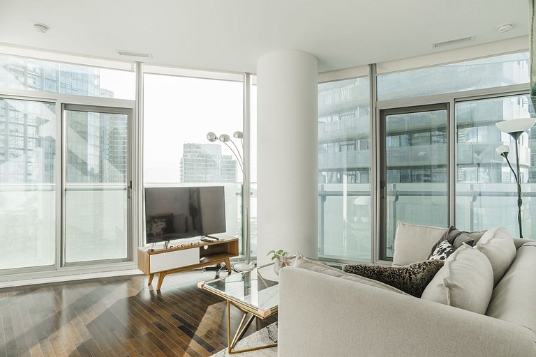 Mandy CN Tower View Luxury 2 bed +Den, 2 bath W/Pa