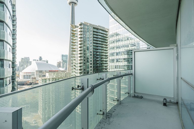 Mandy CN Tower View Luxury 2 bed +Den, 2 bath W/Pa
