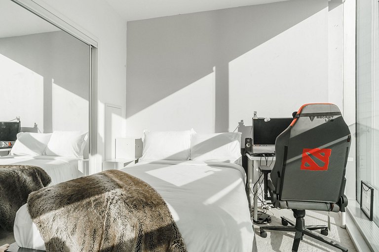 Mandy CN Tower View Luxury 2 bed +Den, 2 bath W/Pa