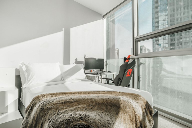 Mandy CN Tower View Luxury 2 bed +Den, 2 bath W/Pa