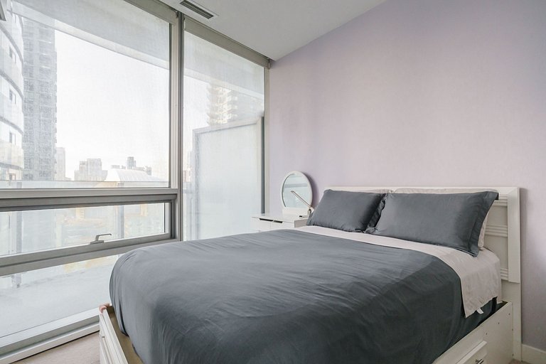 Mandy CN Tower View Luxury 2 bed +Den, 2 bath W/Pa