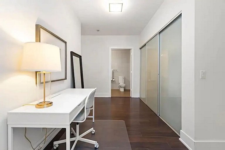 Luxe 2BR+Den Rooftop Pool Condo CN Tower/Lake View